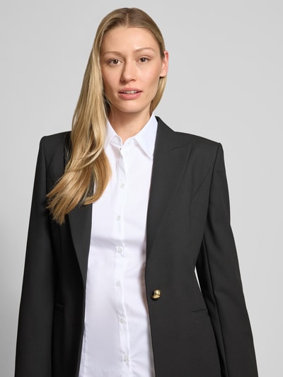 Frauenmodel trägt Shaped Fit Hemdbluse aus Baumwoll-Mix Modell 'THE FITTED SHIRT' von HUGO, unifarben, Knopfleiste, Nahaufnahme Oberkörper.