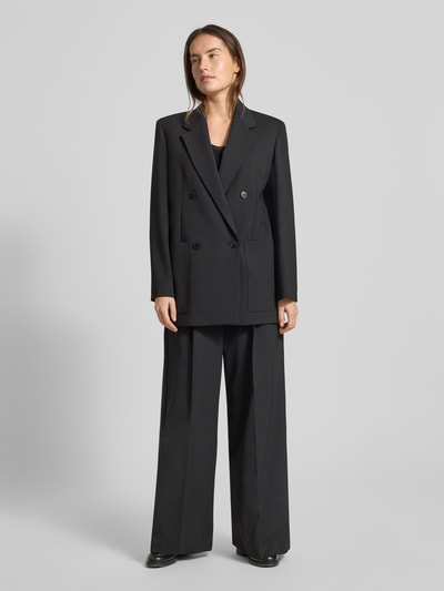 Frauenmodel trägt Loose Fit Longblazer mit Schurwoll-Anteil Modell 'VELOCE' von Weekend Max Mara, Optik: Unifarben, Passform: Loose-Fit, Reverskragen, Label-Stitching-Applikation, 2-Knopf-Verschluss, langarm mit Kissing-Buttons, aufgesetzte Seitentasche, Ganzkörperansicht von vorne.