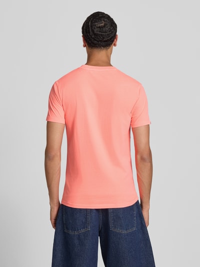 Männermodel trägt T-Shirt mit Rundhalsausschnitt und Label-Stitching von Superdry in Koralle, Reine Baumwolle, Slim-Fit, Rückenlänge 66 cm, Ganzkörperansicht Rückansicht.