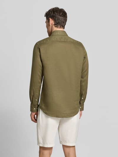 Männermodel trägt Regular Fit Leinenhemd mit Kentkragen von Christian Berg Men in Oliv, feine Leinenstruktur, Ganzkörperansicht Rückansicht.
