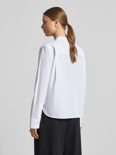 Frauenmodel trägt Regular Fit Hemdbluse aus reiner Baumwolle von Emporio Armani, weiß, Langärmelig, Stehkragen, Rückansicht, Ganzkörperansicht.