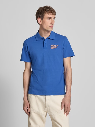Männermodel trägt Regular Fit Poloshirt mit Print und Knopfleiste Modell 'MAILLE' von Blend, reine Baumwolle, Ganzkörperansicht von vorne.