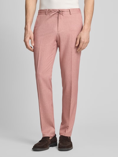 Männermodel trägt Hose mit Bügelfalten und Schnürung Modell 'SpartaFlex' van Zuitable, materiaalmix met viscose, slim fit, persplooien, vetersluiting, bandwijdte maat 50: 44 cm, binnenbeenlengte maat 50: 85 cm, heren broek. Ganzkörperansicht von vorne.
