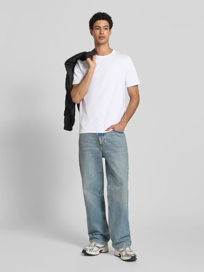 Männermodel trägt Regular Fit T-Shirt-Set aus Baumwoll-Mix Modell 'NAOLO' von HUGO in Optik: Unifarben, Jeans, Sneakers, Ganzkörperansicht von vorne.