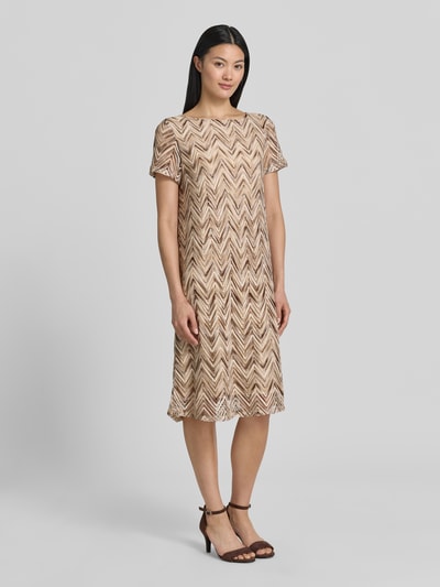 Frauenmodel trägt Regular Fit Freizeitkleid mit Lochstrickmuster von s.Oliver BLACK LABEL in Beige mit Zickzack-Optik, Ganzkörperansicht von vorne.