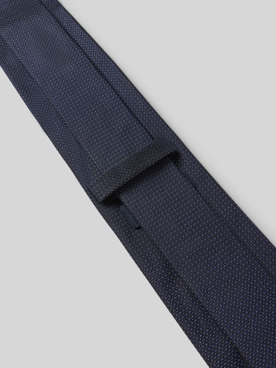 Produktfoto, Krawatte aus reiner Seide mit Label-Detail von Willen, granatowy kolor, drobny wzór, klasyczny fason, szerokość 7 cm, jedwabista tekstura.