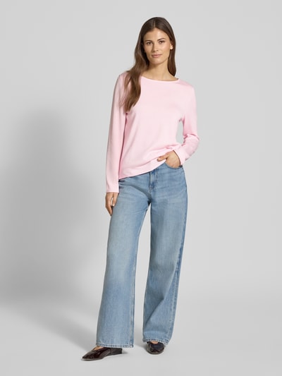 Modelka nosi Sweter z dzianiny Regular Fit Strickpullover aus Baumwoll-Viskose-Mix von s.Oliver RED LABEL, jednolity kolor, okrągły dekolt, długi rękaw, zrolowane brzegi, wykończenie: dzianina, mieszanka bawełny i wiskozy. Ganzkörperansicht von vorne.