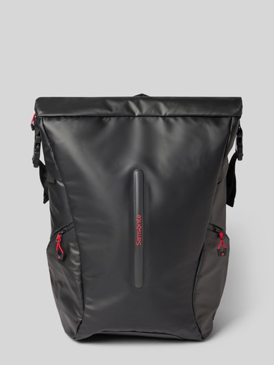 Produktfoto, Rucksack mit Logo-Detail Modell 'Ecodiver' von Samsonite in Schwarz mit roten Akzenten, glatte Oberfläche, Hauptfach mit Schnallenverschlüssen, verstellbare Schulterriemen, Maße ca. 42x50x19 cm, modernes Design