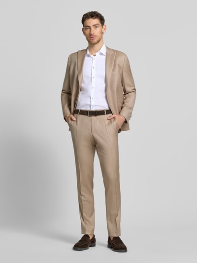 Męski model nosi Slim Fit Business-Hemd mit Kentkragen od OLYMP Level Five, biała bawełna, krój slim fit, przód pełnej sylwetki