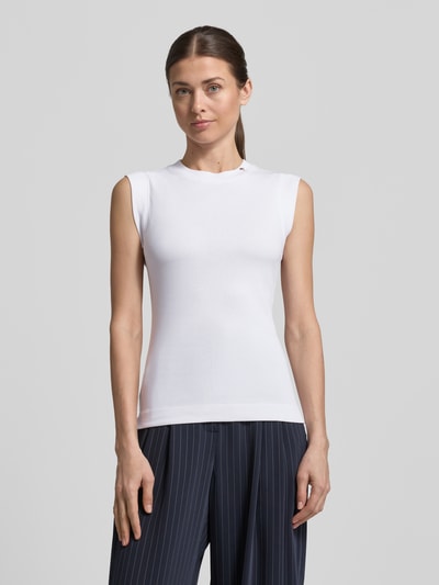 Modelka kobieca nosi Slim Fit Top mit Logo-Detail Modell 'Tonda' od JOOP!, biały, bez rękawów, okrągły dekolt, krój slim fit, długość tyłu w rozmiarze 36: 62 cm, całkowity widok z przodu