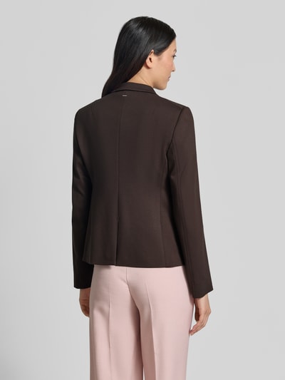 Männermodel trägt Regular Fit Kurzblazer aus Viskose-Mix Modell JIA14 von BOSS, kolor jednolity, długi rękaw, krój regular fit, zdjęcie całego ciała z tyłu.