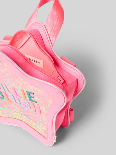 Produktfoto, tas in semi-transparant design met logoprint van BILLIEBLUSH voor kinderen met hoofdvak, ritssluiting, verstelbare draagriem, breedte 21 cm, lengte 15 cm, diepte 6 cm, schouderriem 59 cm, roze tinten, golvende vormen, gladde textuur