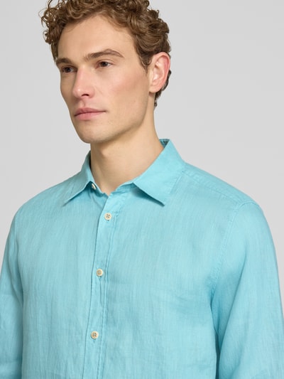 Männermodel trägt Regular Fit Freizeithemd aus reinem Leinen von s.Oliver RED LABEL in Hellblau, unifarben, Nahaufnahme Oberkörper.
