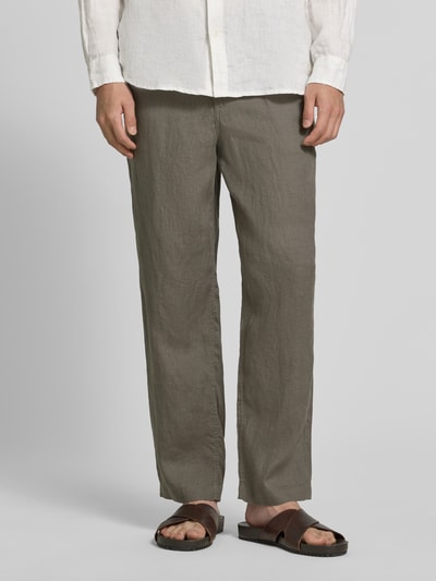 Männermodel trägt Leinenhose mit Eingrifftaschen Modell 'KARL LAWRENCE' von Jack & Jones Premium in Oliv, Straight Fit, Struktur sichtbar, Ganzkörperansicht von vorne.
