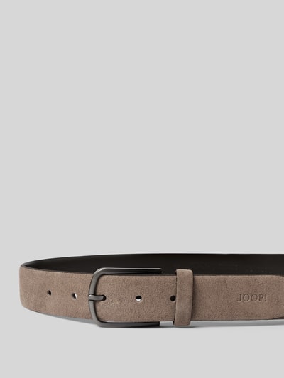 Produktfoto, Heren riem met doornsluiting van JOOP! Collectie van echt kalfsleer, klassiek model, labeldetail, breedte 3 cm, taupekleur, gladde textuur