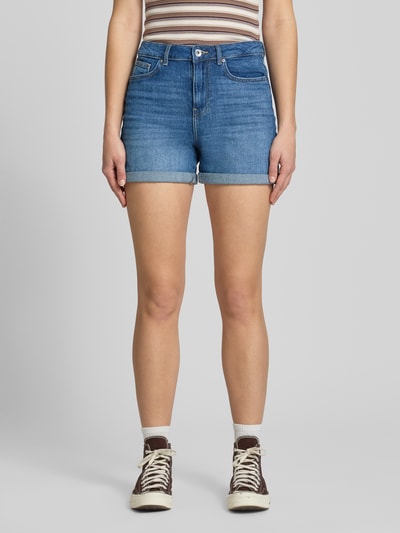 Vrouwenmodel draagt Regular Fit Jeansshorts uit katoenmix model 'JOSEPHINE' van Only in denimlook met labelpatch, 5-pocketmodel, knoop- en ritssluiting, riemlussen, katoenmix. Volledige lichaamsaanzicht van voren.