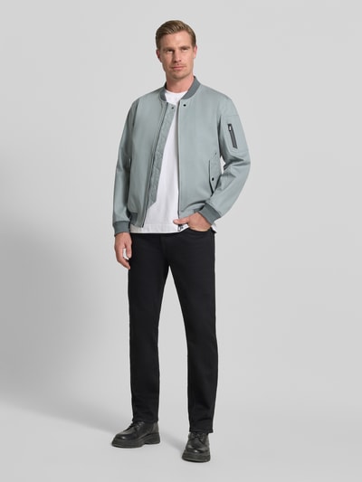 Männermodel trägt Jacke mit Stehkragen und Zweiwege-Reißverschluss Modell 'FLAP' von G-LAB, Baumwoll-Mix, Regular-Fit, Ganzkörperansicht von vorne.