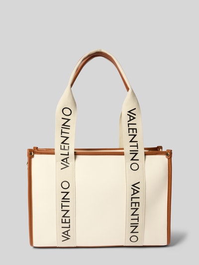 Produktfoto, cremefarbene Tasche mit Label-Details Modell 'CANDLE' von VALENTINO BAGS, braune Akzente, strukturierte Oberfläche, Tragehenkel und langer Schulterriemen, größenverstellbar, rechteckige Form, sichtbarer Reißverschluss, Kontext Damen Handtasche mit Hauptfach, Maße 35x27x14 cm, Riemenlänge 128 cm