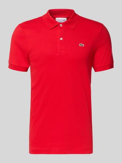 Produktfoto, Regular Fit Poloshirt aus reiner Baumwolle von Lacoste in Uni-Rot mit Polokragen, Logo-Detail, kurzer Knopfleiste, gerippten Ärmelabschlüssen und seitlichen Schlitzen, strukturierte Baumwoll-Oberfläche