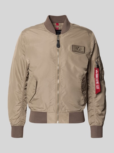 Produktfoto, Regular Fit Bomberjacke mit Logo-Patch von Alpha Industries in Beige mit Stehkragen, Eingrifftaschen, Armtasche und Reißverschluss