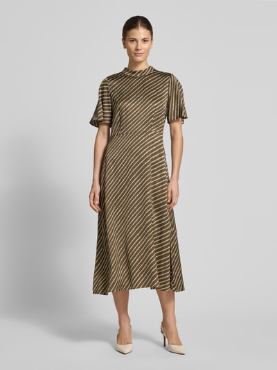 Frauenmodel trägt Regular Fit Midikleid aus reiner Viskose mit Stehkragen von comma, schmal gestreiftes Muster in Braun und Beige, kurzärmelig, taillierte Passform, glatte Textur, Ganzkörperansicht von vorne.