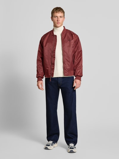 Mannenmodel draagt Jeans met 5-Pocket-Design van Calvin Klein Jeans, rechte snit, donkerblauw, volledig lichaam vooraanzicht
