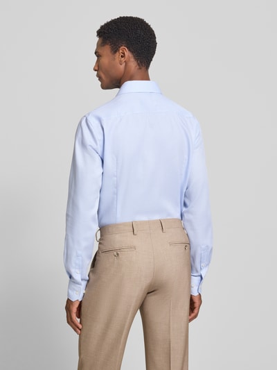 Męski model nosi koszulę o kroju slim fit z czystej bawełny model 'H-HANK-Sp-B1' od BOSS w jasnoniebieskim kolorze, tekstura delikatnie gładka, kontekst: Herren Businesshemd von BOSS, całopostaciowy widok z tyłu