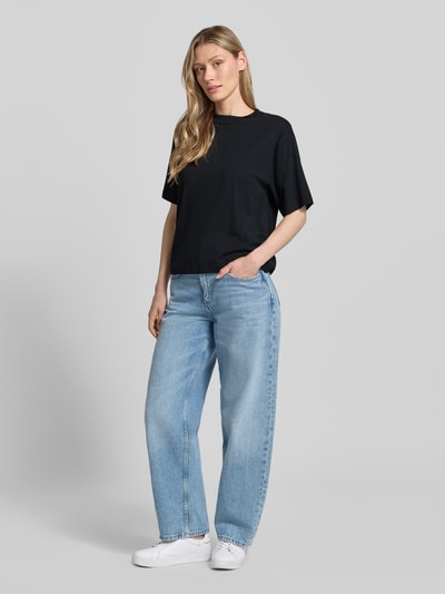 Frauenmodel trägt Regular-Fit T-Shirt aus Baumwoll-Mix von Marc O'Polo in Schwarz zu blauer Jeans, Damen T-Shirt, Ganzkörperansicht von vorne.