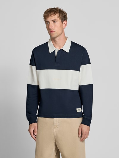 Männermodel trägt Regular Fit Poloshirt mit Label-Stitching Modell 'FREDERIKSBERG' von JACK & JONES, Colour-Blocking, Ganzkörperansicht von vorne. Rückenlänge bei Größe M: 68 cm, reine Baumwolle, langärmlig, Polokragen