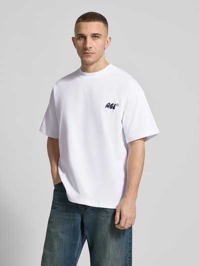 Männermodel trägt Regular Fit T-Shirt mit Logo-Stitching von ANOTHER COTTON LAB aus reiner Baumwolle in Weiß, Ganzkörperansicht von vorne.