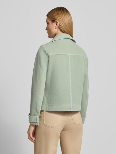 Frauenmodel trägt Zweireihige Jacke mit Ärmelriegeln von WHITE LABEL in hellem Grün, Baumwoll-Mix mit Stretch-Anteil, Regular-Fit, Reverskragen, Eingrifftaschen, Rückansicht Ganzkörperansicht. Rückenlänge 57 cm, Schulterbreite 40 cm, Brustweite 51 cm, Ärmellänge 66 cm.