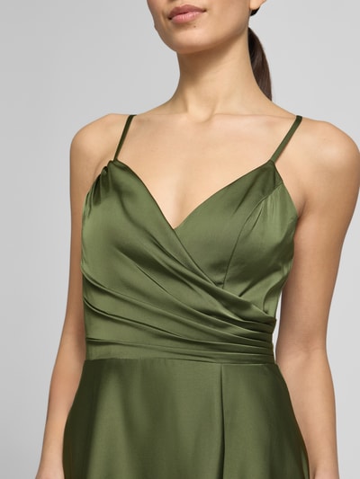 Frauenmodel trägt Abendkleid mit Spaghettiträgern und V-Ausschnitt von Laona aus Satin in Olivgrün, taillierter Schnitt, Nahaufnahme Oberkörper.