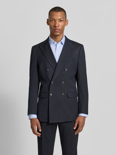 Männermodel trägt Slim Fit Sakko mit Nadelstreifen von SELECTED HOMME in Dunkelblau mit feinem Nadelstreifen-Muster, Ganzkörperansicht von vorne.