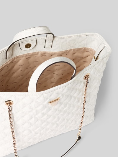 Produktfoto, Shopper mit herausnehmbarer Tasche Modell 'GIULLY II' von Guess in Weiß, Steppoptik, goldfarbene Ketten, Hauptfach mit Magnetverschluss, Innenmaterial beige mit Label-Print, trapezförmige Form, Nahaufnahme der Innenansicht, Maße und Tragehenkel im Kontext
