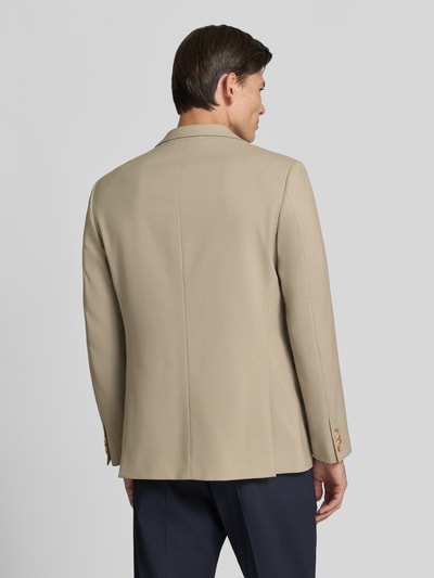 Männermodel trägt Regular Fit Sakko mit Viskose-Mix Modell 'Charles' von Matinique in Beige, glatte Struktur, Ganzkörperansicht Rückansicht.