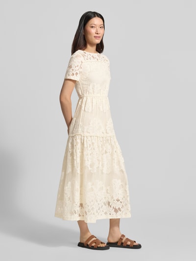 Frauenmodel trägt Midikleid aus Spitze mit Rundhalsausschnitt von Zero im Baumwoll-Mix, A-Linie, Cremefarbe, Ganzkörperansicht von vorne. Rückenlänge bei Größe 36: 125 cm, Brustweite 39 cm, Ärmellänge 22 cm.