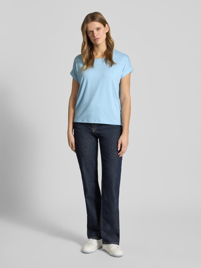 Frauenmodel trägt Regular Fit T-Shirt aus Viskose-Mix Modell 'MOSTER' von Only in Hellblau, unifarben, Jersey, Ganzkörperansicht von vorne
