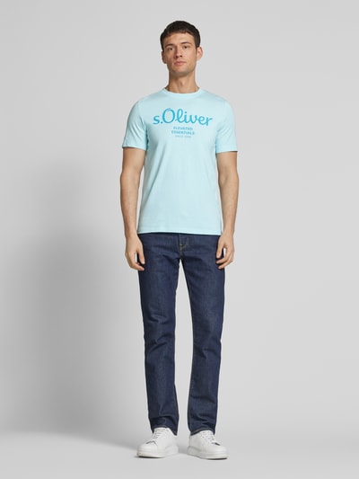 s.Oliver RED LABEL Regular Fit T-Shirt aus reiner Baumwolle mit großem Label Print Sky 1