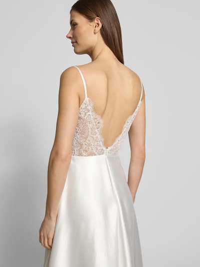 Frauenmodel trägt Abendkleid aus Satin mit Wasserfall-Ausschnitt von Luxuar, A-Linie, Spitzenbesatz, Weiß, Maxikleid, Ganzkörperansicht Rückansicht