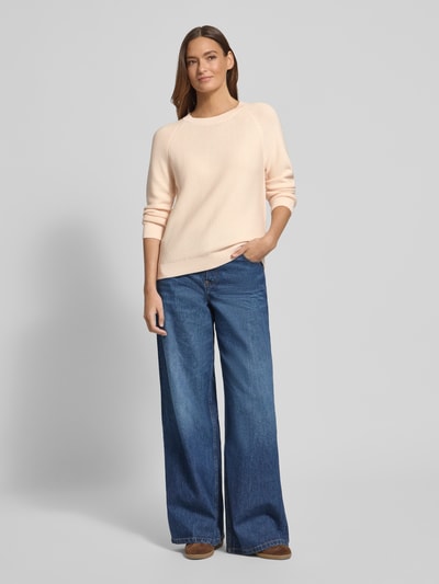 Modelka kobieca ma na sobie Sweter z dzianiny Regular Fit Strickpullover aus reiner Baumwolle Modell 'FOVILA' od BOSS, efekt: jednolity kolor, krój regular fit, dekolt okrągły, długi rękaw, prążkowane zakończenia, wykończenie: prążkowana dzianina, 100% bawełna; widok całej sylwetki z przodu.