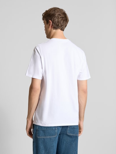 Męski model nosi T-Shirt aus reiner Baumwolle Modell 'JAPANESE SUN' od Edwin, biały kolor, prosty krój, widok całej sylwetki z tyłu.