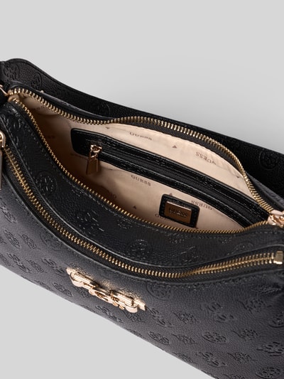 Produktfoto, czarna Shoulder Bag in Leder-Optik mit Logo-Detail Modell 'Anise' von Guess, główna przegroda z zamkiem błyskawicznym, szerokość w rozmiarze 1: 30 cm, długość w rozmiarze 1: 19 cm, głębokość w rozmiarze 1: 8 cm, długość paska na ramię w rozmiarze 1: 52 cm, delikatna faktura, złote detale