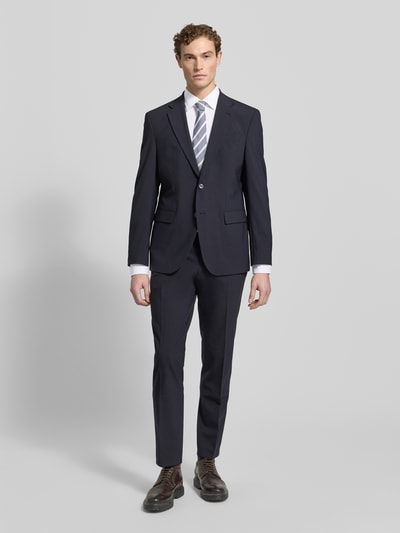 Männermodel trägt Slim Fit Businesshemd mit extra langem Arm von BOSS, Optik: Unifarben, Popeline aus Baumwoll-Mix, Ganzkörperansicht von vorne.
