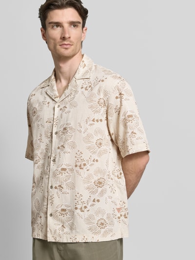 Männermodel trägt Regular Fit Freizeithemd mit Reverskragen von Guess im Material-Mix mit Viskose-Anteil, beige gemustert, Ganzkörperansicht von vorne.