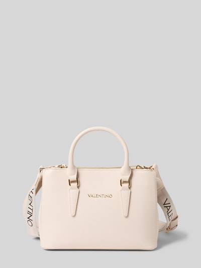Produktfoto, cremefarbene Handtasche mit Logo-Detail Modell 'ZERO' von VALENTINO BAGS aus strukturiertem Material, goldfarbener Reißverschluss, eingewebtes Logo auf Schulterriemen, kurze Tragegriffe, kompakte Form, Maße 28x20x13 cm, Schultergurt verstellbar auf 112 cm.