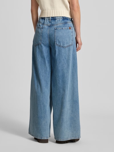 Frauenmodel trägt Wide Leg Jeans aus reiner Baumwolle Modell 'ZATTERA' von Weekend Max Mara, hellblauer Denim, Ganzkörperansicht Rückansicht, Damen Wide & Loose Fit Jeans von Max Mara.