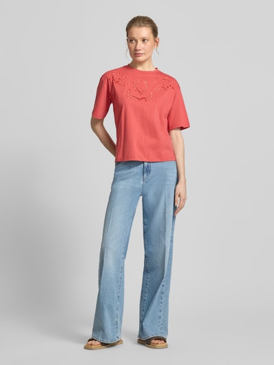 Frauenmodel trägt T-Shirt mit Lochstickerei und Rundhalsausschnitt von Jake*s Casual in Rot, Reine Baumwolle, Regular-Fit, Rückenlänge 50 cm, Ganzkörperansicht von vorne.