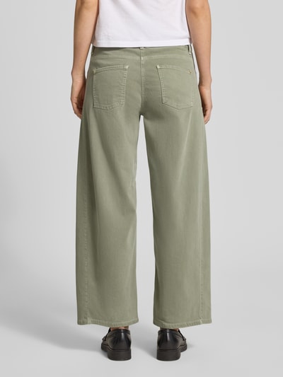 Vrouwenmodel draagt Wide Leg Jeans im 5-Pocket-Design Modell 'ORIA' van Cambio in verkorte fit, katoenmix stretch, groen, rugaanzicht.