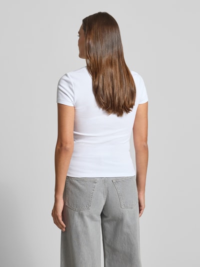 Kobiece model prezentuje damski t-shirt Slim Fit T-Shirt mit Rundhalsausschnitt Modell 'COSTINA' von Stefanel, mieszanka bawełny i elastanu, krój slim fit, okrągły dekolt, długość tyłu w rozmiarze S: 55 cm, jasne kolory, gładka faktura, widok całej sylwetki z tyłu.
