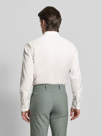 Männermodel trägt Slim Fit Businesshemd aus Twill von Eterna in Weiß, reine Baumwolle, feine Webstruktur, blickdicht, Rückenansicht Ganzkörperansicht.